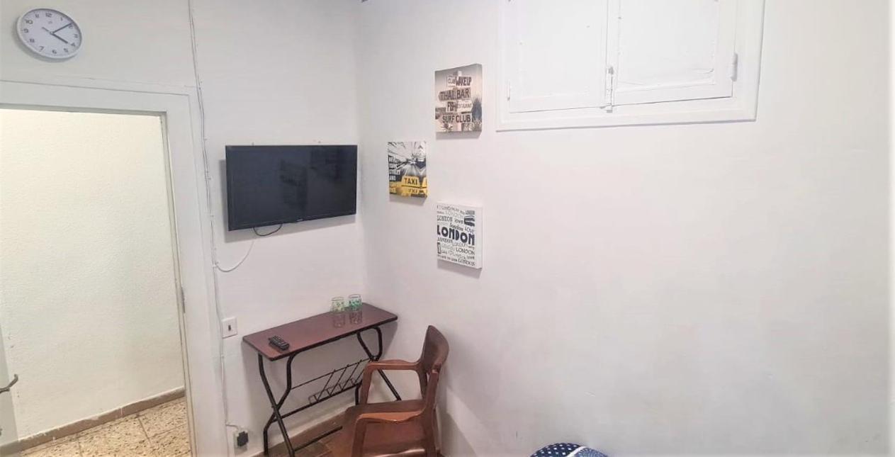 En Centro De Ciudad Con Bano Compartido